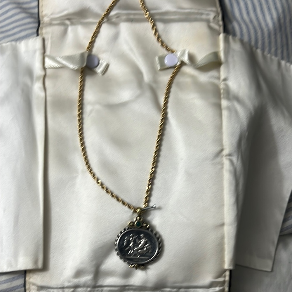 Elegant Gold Pendant Necklace